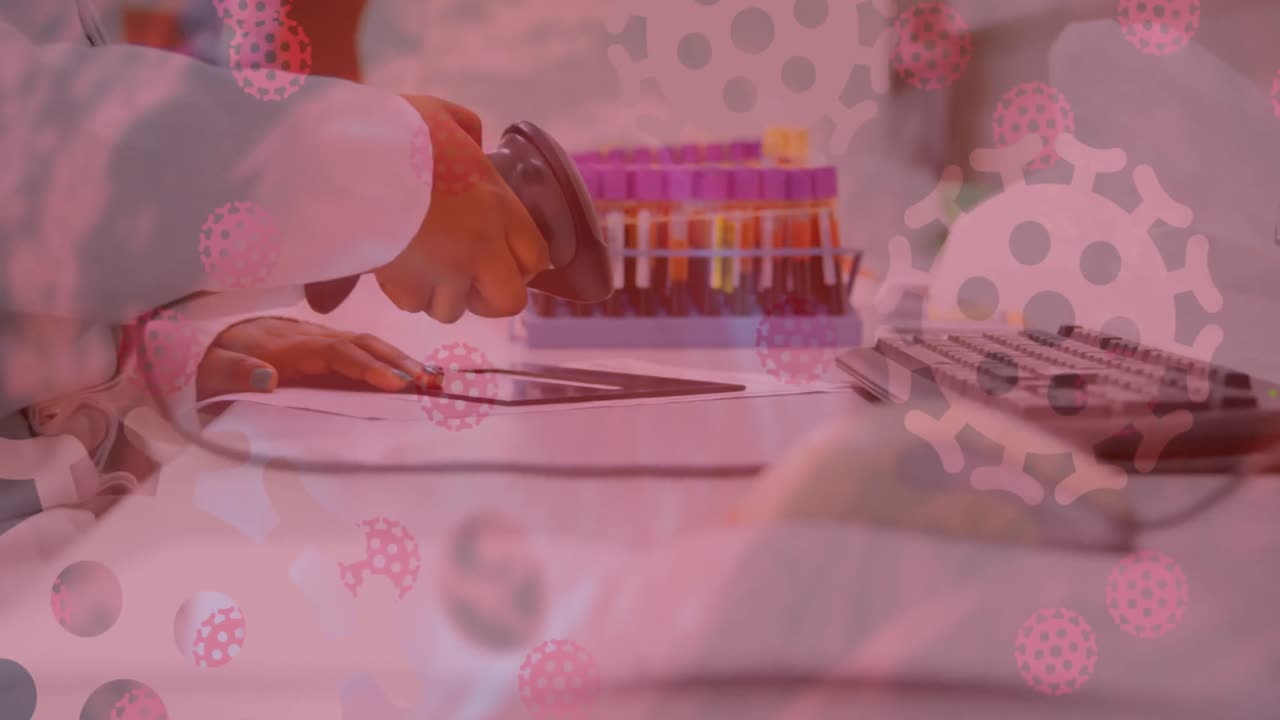 células de covid-19 contra una mujer científica que trabaja en un laboratorio