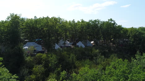 Vista-Aérea-De-Tiendas-De-Campaña-En-Un-Bosque.-Camping-En-Francia,-Día-Soleado.