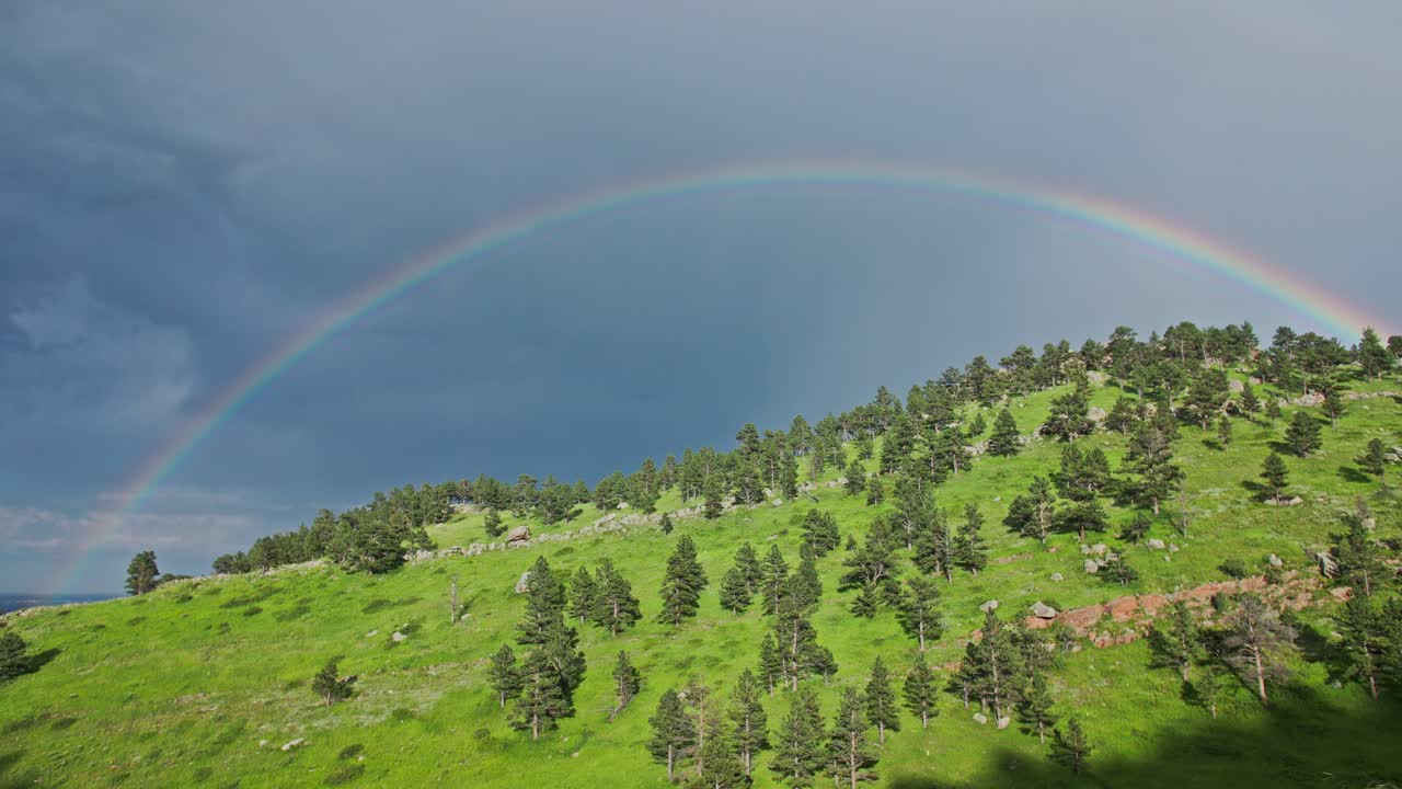 un arco iris que se forma sobre las colinas de boulder, colorado, ee.uu.