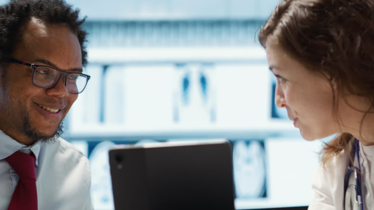 especialista médico que explica el diagnóstico sobre los resultados de las pruebas en el gabinete