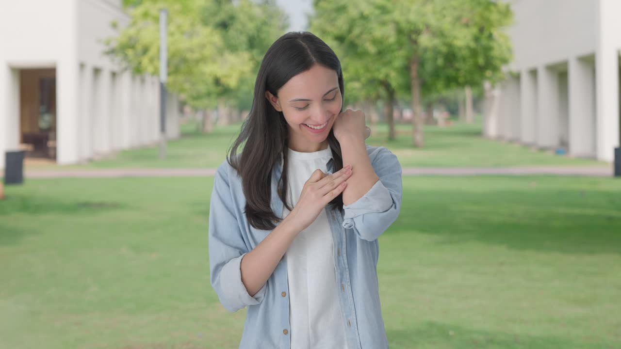 행복한 인디언 소녀가 붕대를 제거합니다.