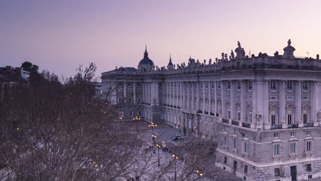 Königlicher-Palast-Von-Madrid-Bei-Sonnenuntergang,-Zeitraffer