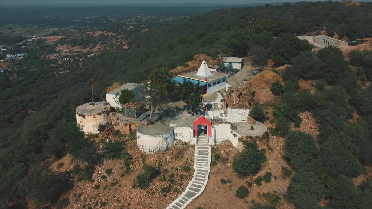 인도 괄리오르의 언덕 꼭대기에 있는 힌두교 사원이나 요새의 공중 드론 샷