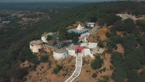 Luftdrohnenaufnahme-Eines-Hinduistischen-Tempels-Oder-Forts-Auf-Einem-Hügel-In-Gwalior,-Indien