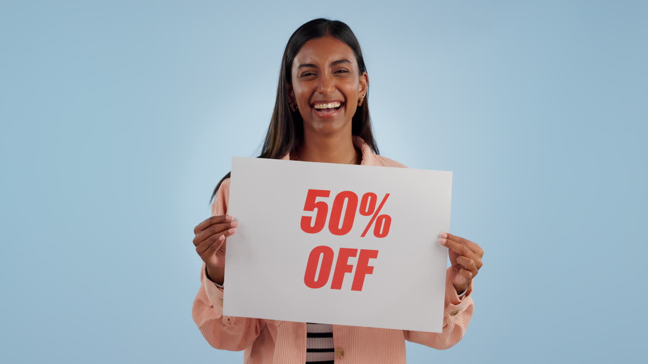 mujer feliz, cartel y descuento de venta en el precio