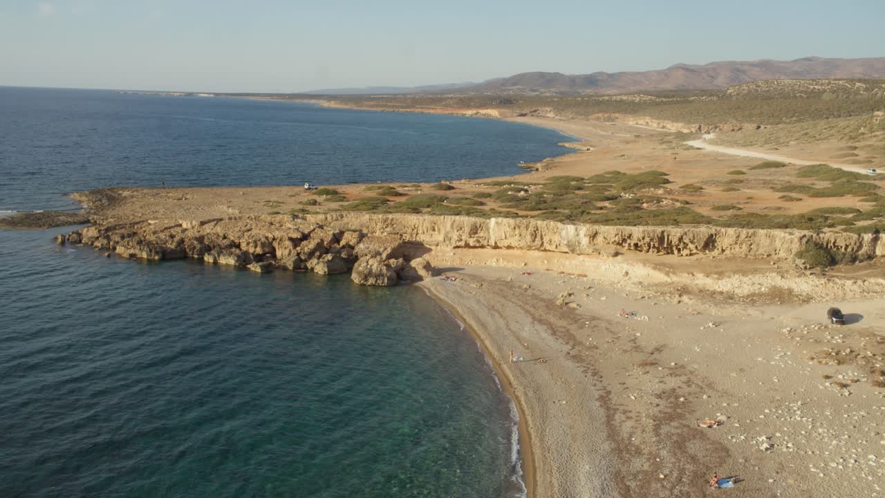 Mar Mediterraneo, spiaggia e una bellissima penisola a Cipro, al rallentatore, panoramica