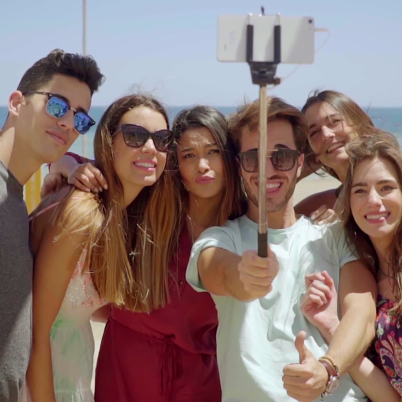 grupo de jóvenes amigos de vacaciones tomando un selfie