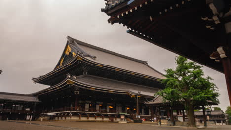 Tempelschrein-Higashi-Hongan-ji-In-Kyoto,-Japan,-Bewölkter,-Regnerischer-Grauer-Tag,-Zoom-In-Bewegtem-Zeitraffer