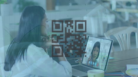 animación de código qr y cadena de adn sobre una mujer de negocios biracial haciendo una videollamada