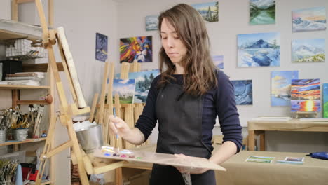 mujer pintando en un estudio de arte