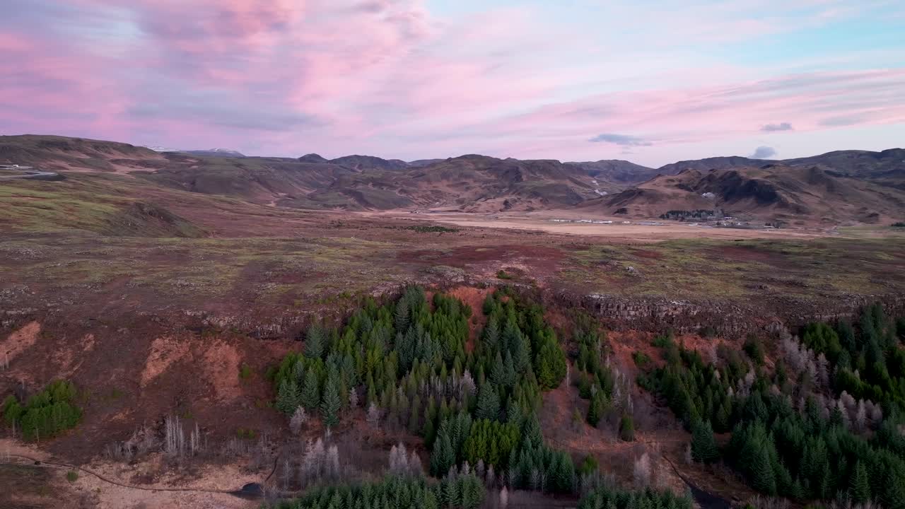 amanecer rosa sobre el valle de reykjadalur en el sur de islandia - toma aérea de drones