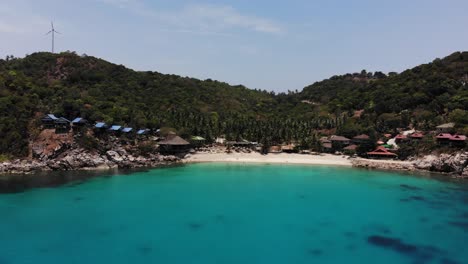 alejarse de la playa de aew leuk en koh tao en la maravillosa tailandia, filmada con un dron