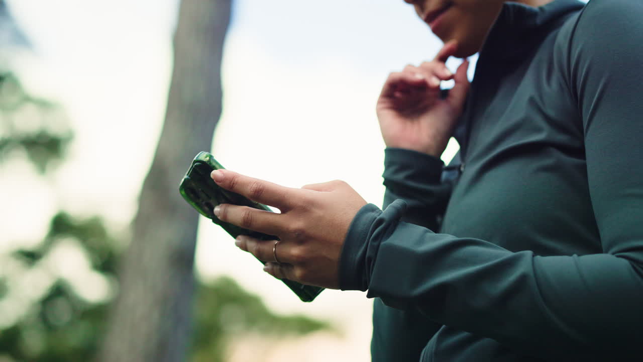 Donna che usa il telefono cellulare