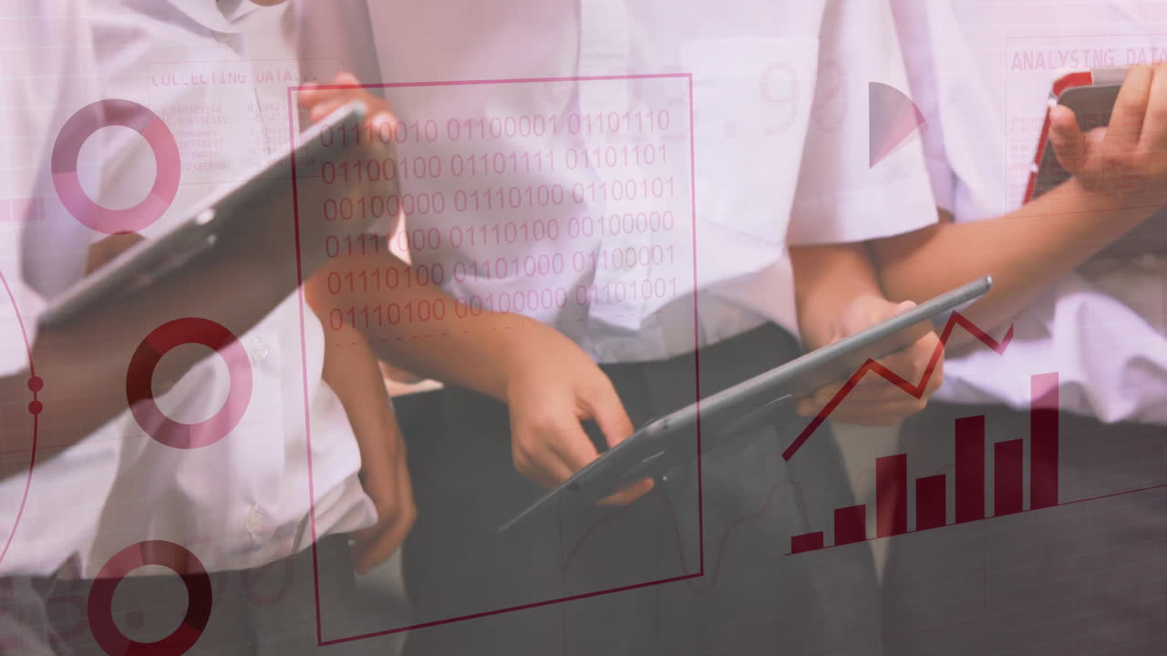 태블릿을 들고 있는 학생들, 데이터 분석과 바이너리 코드 애니메이션을 장면 위에