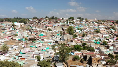 casas densas en el casco antiguo de harar en etiopía - toma aérea de drones