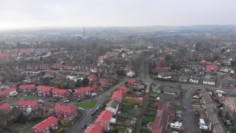 Grantham-Drohnen-Luftaufnahme,-Die-Nach-Oben-Und-Nach-Vorne-Schwenkt,-Lincolnshire-Und-Mit-Der-St.-Wulfram-Kirche