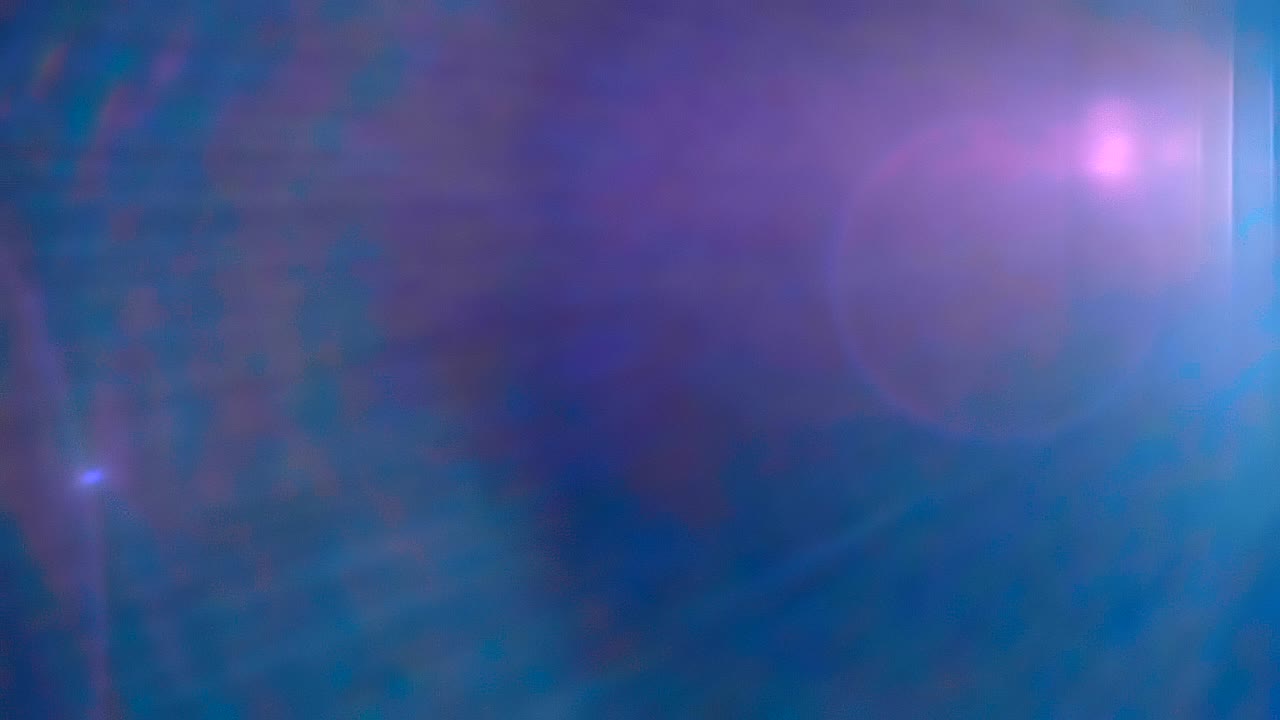 destellos coloridos en la lente de una fuente de luz brillante sobre un fondo negro