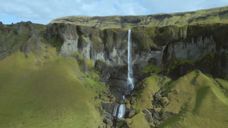 Empuje-De-Drones-De-Una-Majestuosa-Cascada-Que-Cae-Sobre-Rocas-Y-El-Barranco-Debajo