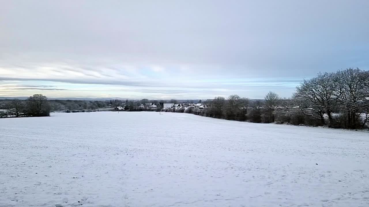 겨울에 눈이 내리는  으로 인 색 농촌 농경지