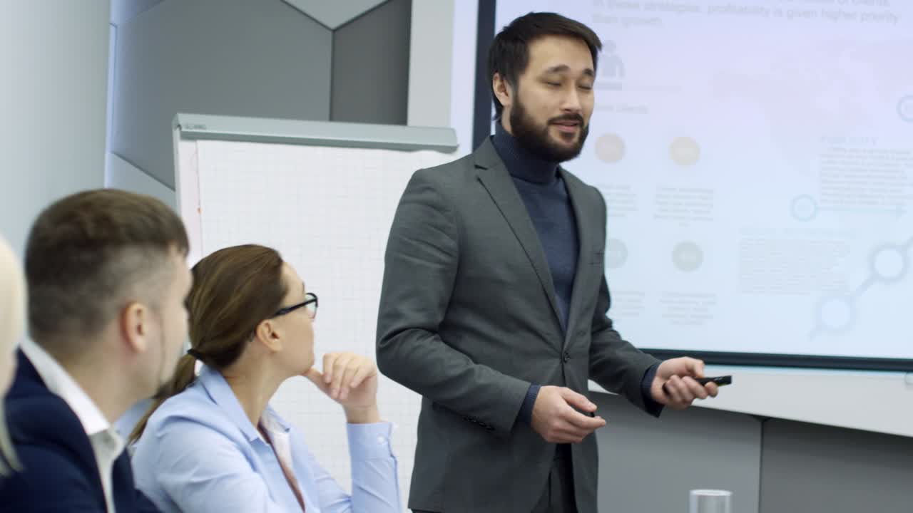líder de negocios asiático haciendo una presentación al equipo