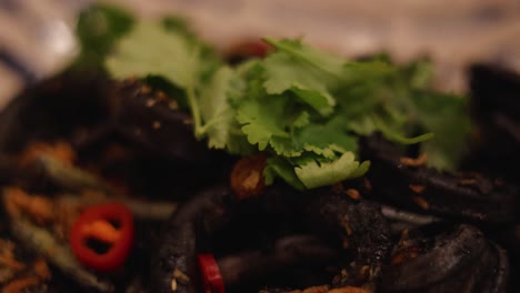 calamar frito con cilantro y chiles