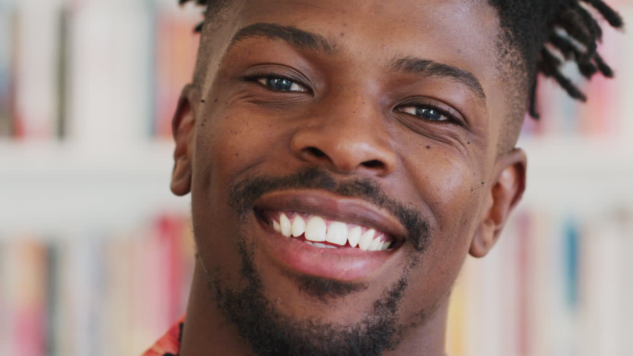 Uomo africano, sorriso e felicità per la motivazione