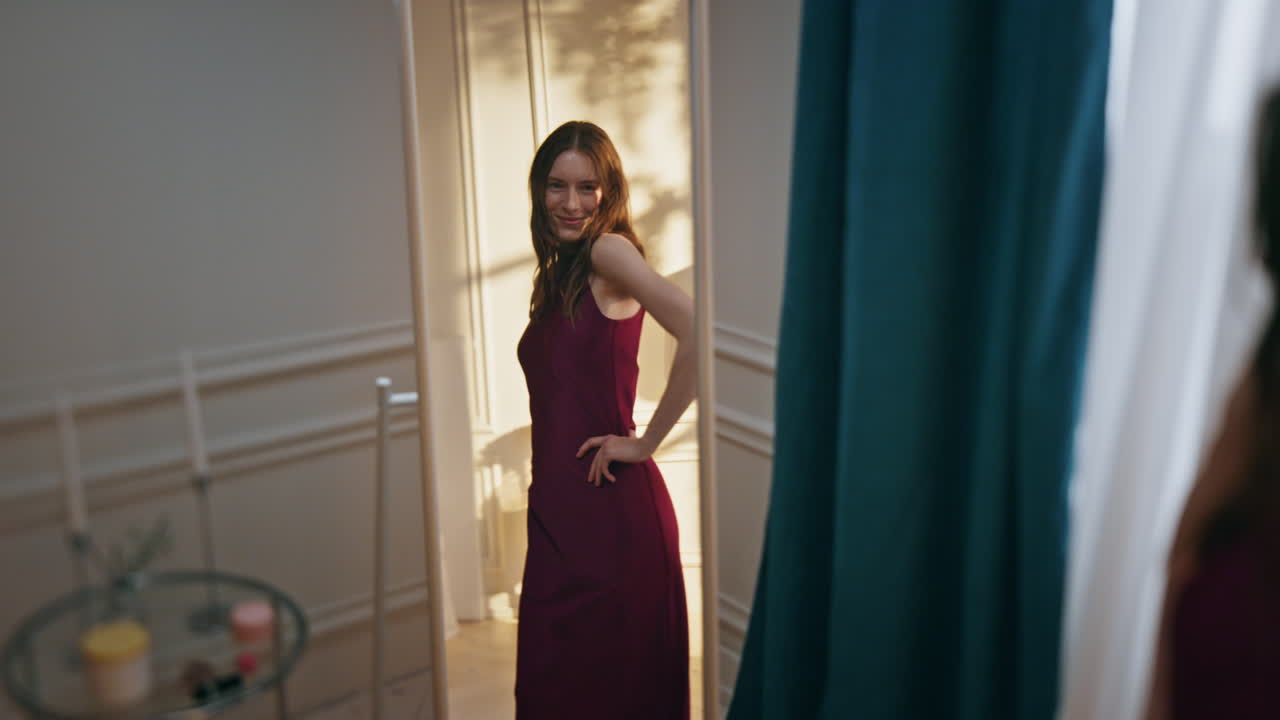 la niña refleja admirando el vestido en la habitación soleada. romántico modelo feliz caminando listo