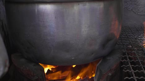 caracoles de mar cocinando en una barbacoa