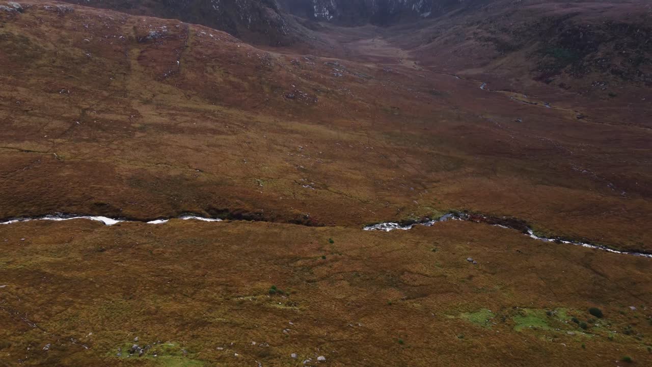 Riprese con drone della valle di Poison Glenn a Donegal, Irlanda