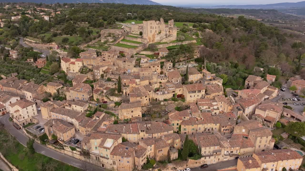 Vista aerea di Lacoste in cima a una collina e dell'antico castello all'alba in Francia