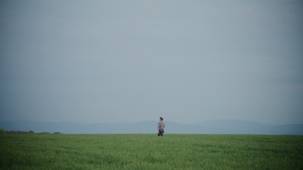 granjero en el campo contra el cielo