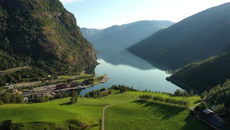 Aurlandsfjord-Stadt-Flam-Im-Morgengrauen.