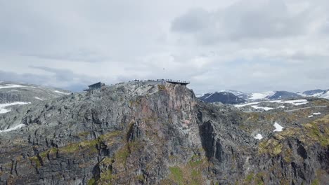 Antena-Que-Revela-El-Mirador-De-La-Montaña-Dalsnibba,-Municipio-De-Stranda,-Noruega