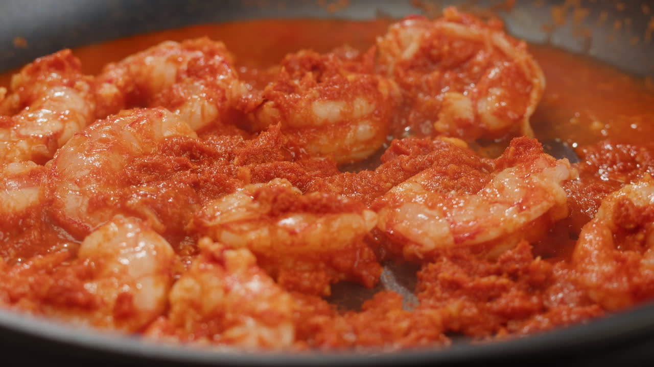 Curry rojo de gambas al tamarindo, gambas en salsa de tomate y jengibre, cocina asiática, restaurante chino