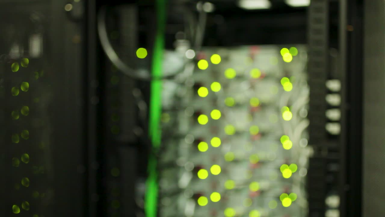 luces y cables en una sala de servidores moderna, centro de datos, rack enfoque tirón