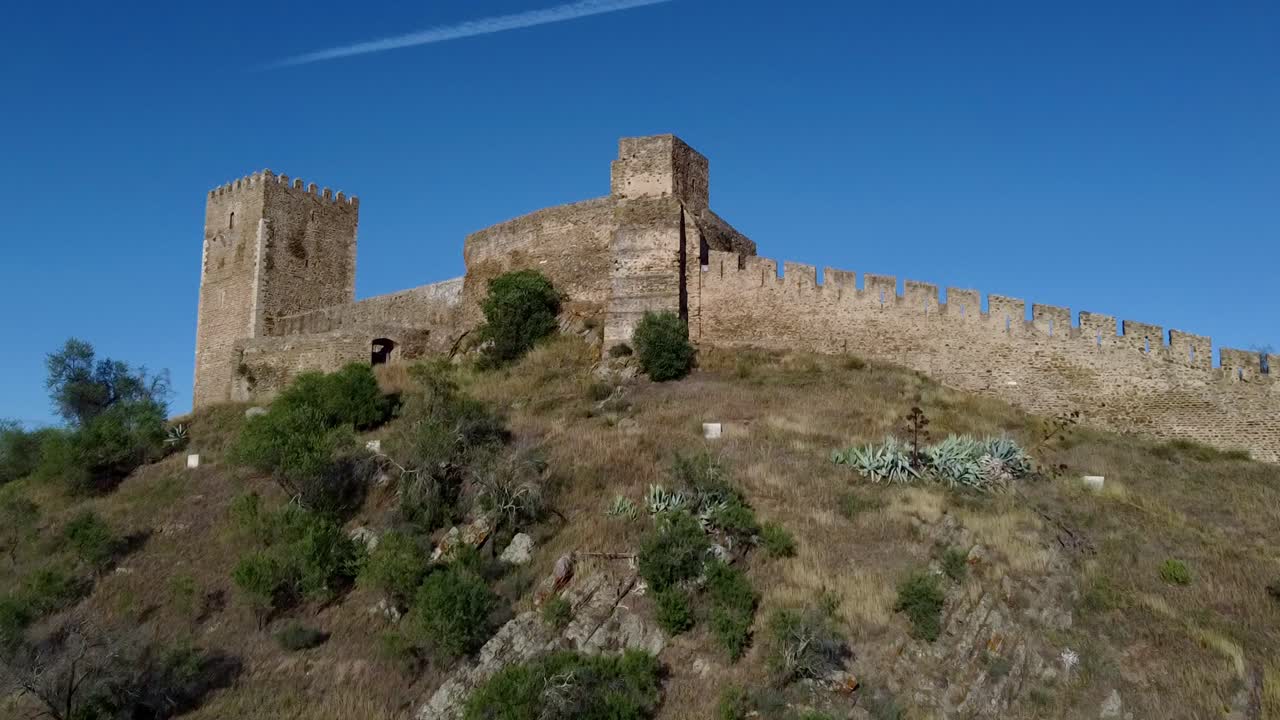 vista aérea en cámara lenta de alentejo - portugal: odisea aérea - volando sobre el castillo de mertola en un día de verano de ensueño