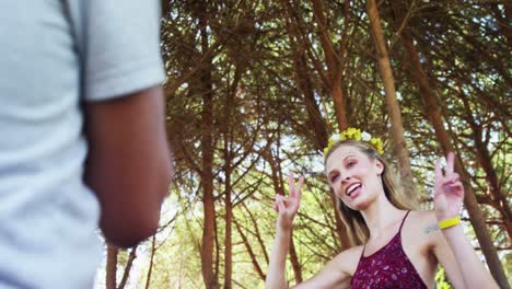 mujer posando mientras el hombre hace clic en la foto con la cámara 4k