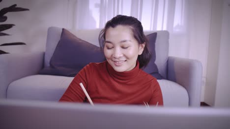 Mujer-De-Negocios-En-Camisa-Roja-Usando-La-Computadora-Portátil-Para-Reunirse-En-Línea-Y-Trabajar-Desde-Casa-En-Coronavirus