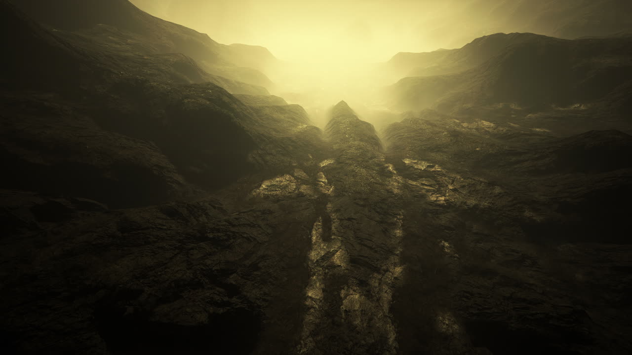 montañas negras en la niebla profunda