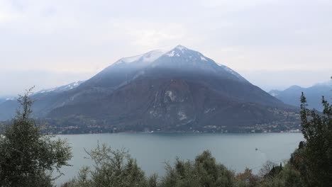 In-Diesen-Bergen-Erklärt-Sich-Die-Welt-Von-Selbst,-Denn-Die-Geschichte,-Die-Sie-Erzählt,-Spricht-Durch-Ihre-Eigenen-Bilder