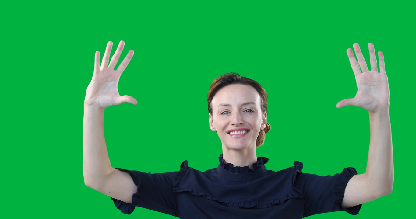 Presentatore al segnale che alza le mani, incorniciando il viso con i palmi, sorridendo per la composizione su sfondo verde trasparente