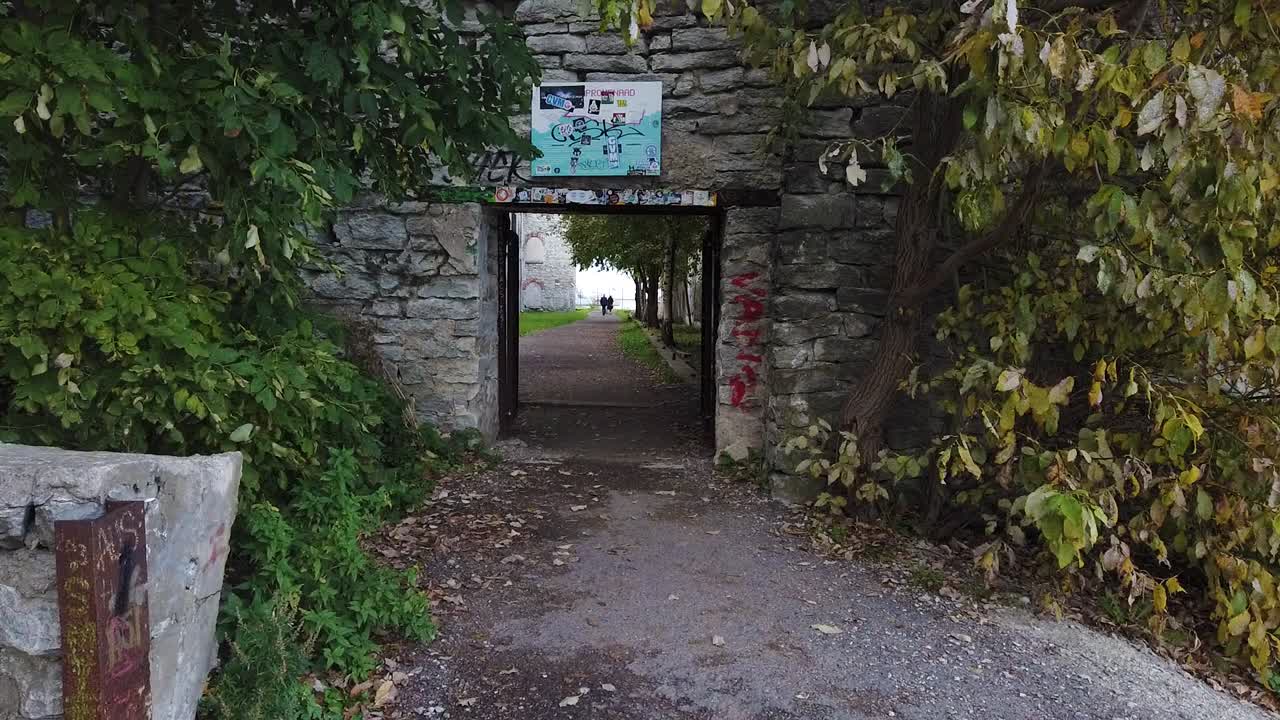 маленький вход во внутреннюю часть комплекса патарей, заброшенной советской тюрьмы на берегу балтийского моря в таллинне