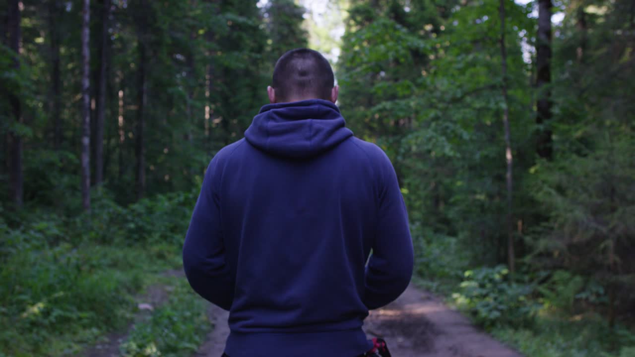 hombre caminando en un bosque