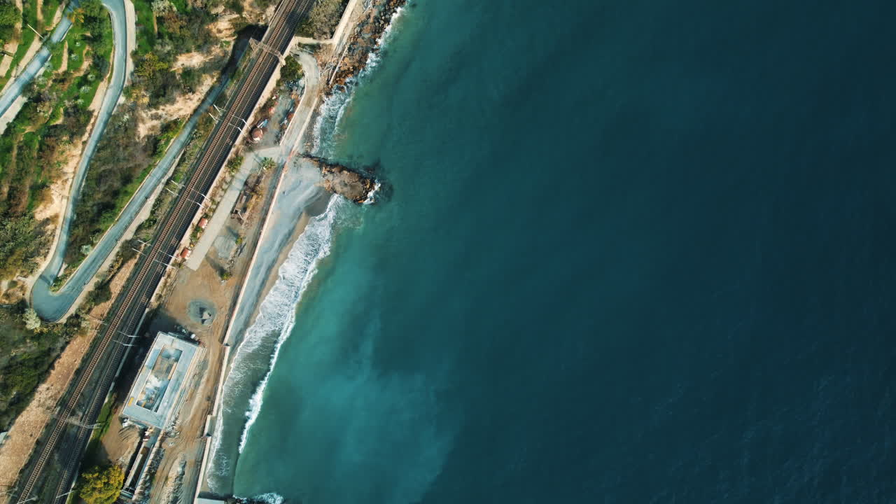 열차 트랙이 있는 해안 풍경