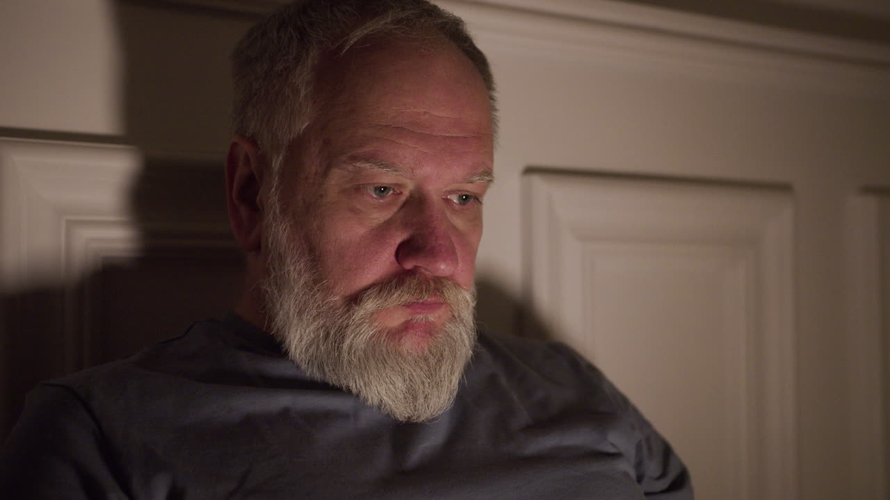 primer plano de un anciano en la cama.