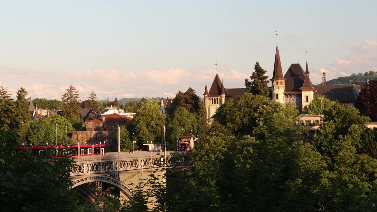 Museo storico e tram rossi nella città di Berna, Svizzera