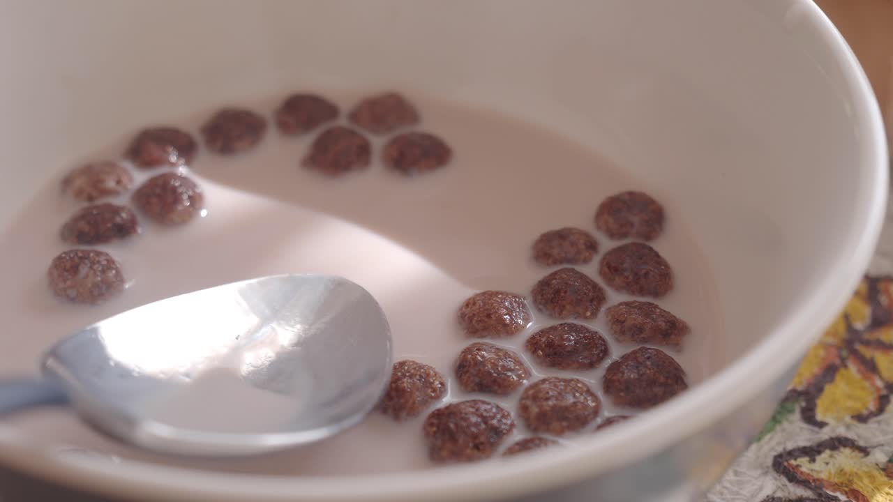 우유와 함께 초콜릿 시리얼을 먹는 사람