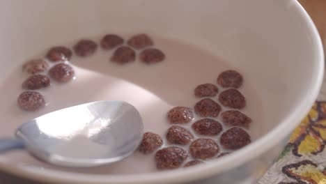 persona que come cereal de chocolate con leche
