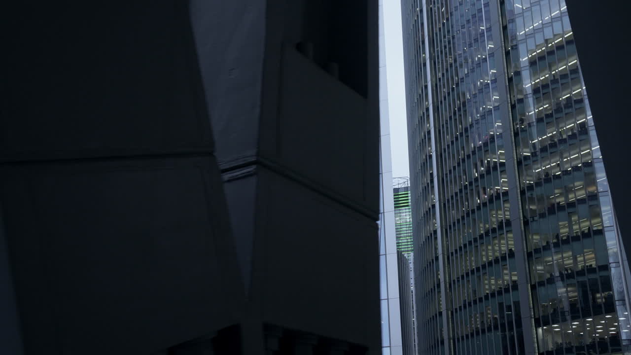 reflejo del edificio gherkin en las brillantes ventanas con acabado de espejo de otro rascacielos en la ciudad de londres - foto panorámica amplia