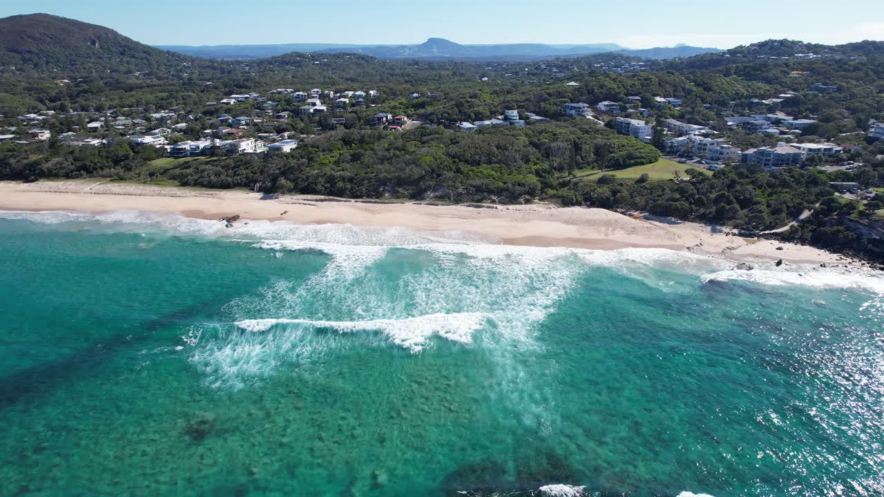 la costa de la playa de yaroomba en la costa del sol, queensland, australia - toma aérea